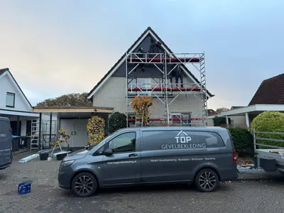 Bedrijfsbus bij een woning met steiger