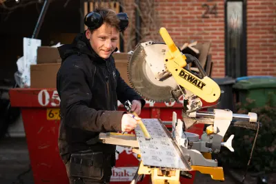 Monteur van Top Gevelbekleding zaagt een Keralit gevelplank op maat