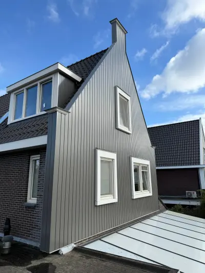 Gevelrenovatie in Hoorn met kwartsgrijs Keralit en witte dakrandbekleding