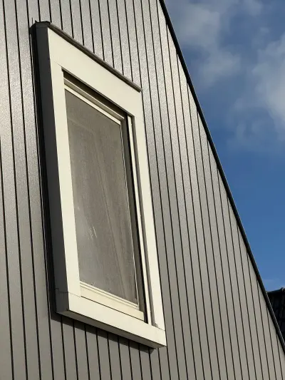 Gevelrenovatie in Hoorn met kwartsgrijs Keralit en witte dakrandbekleding – foto 5