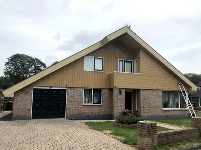 Gevel in Nieuw-Amsterdam vóór de renovatie
