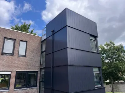 Loslatende Trespa vervangen door 130m2 Keralit gevelbekleding in Apeldoorn