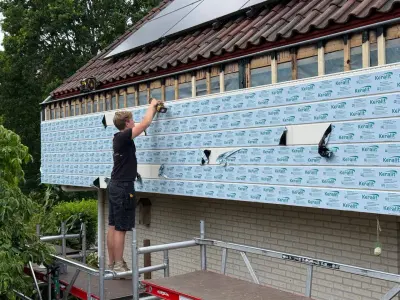 Opengelegde gevel tijdens de renovatie, met de opbouw achter de nieuwe bekleding