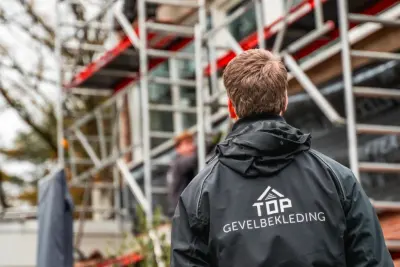 Monteur van Top Gevelbekleding op de steiger