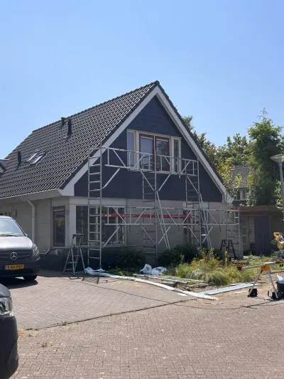 Gevel- en dakrand renovatie van 65 m² in Oldenzaal met Keralit en Colorcoat HPS