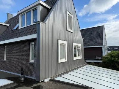 Gevelrenovatie in Hoorn met kwartsgrijs Keralit en witte dakrandbekleding – foto 2