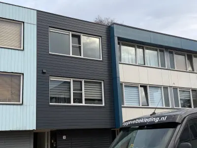 Renovatie gevelbekleding met 50 m² Keralit voor een tussenwoning in Enschede