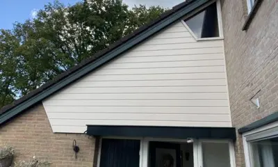Topgevel met nieuwe boeidelen en gevelbekleding