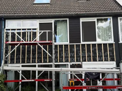 Gevel na het verwijderen van de oude bekleding, met het regelwerk in beeld