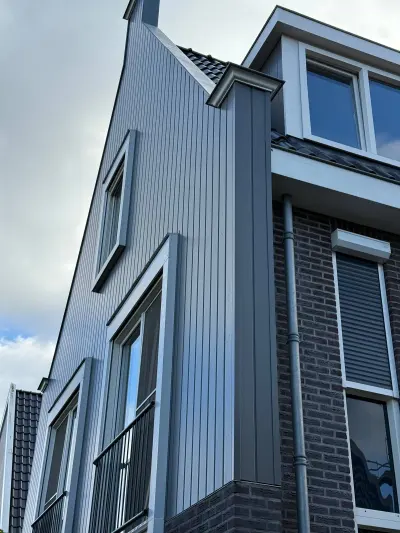 Gevelrenovatie in Hoorn met kwartsgrijs Keralit en witte dakrandbekleding – foto 4