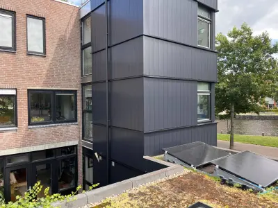Loslatende Trespa vervangen door 130m2 Keralit gevelbekleding in Apeldoorn