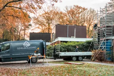 Bedrijfsbus en aanhanger van Top Gevelbekleding bij een project
