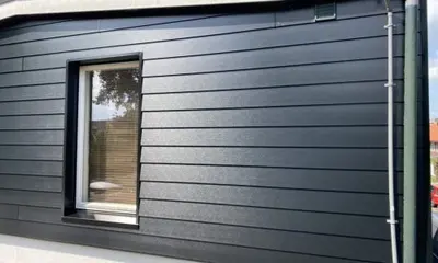 Onderhoudsvrije kunststof gevelbekleding bij een raam