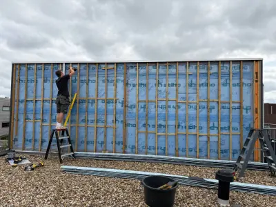 Voorbereiding van dezelfde gevel: nieuw regelwerk en folie voor de montage