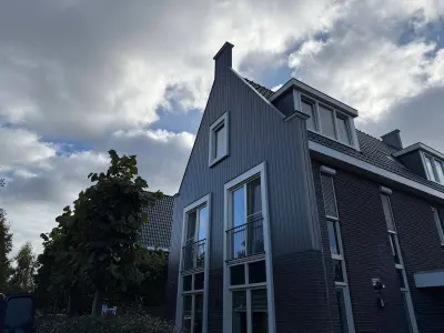 Gevelrenovatie in Hoorn met kwartsgrijs Keralit en witte dakrandbekleding – foto 3