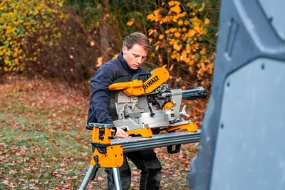 Monteur van Top Gevelbekleding aan het werk