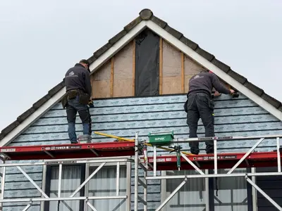 Monteurs bij een topgevel in uitvoering