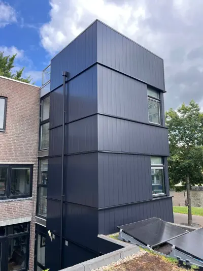 Loslatende Trespa vervangen door 130m2 Keralit gevelbekleding in Apeldoorn – foto 6