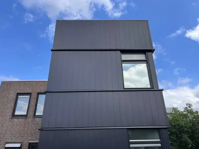 Loslatende Trespa vervangen door 130m2 Keralit gevelbekleding in Apeldoorn – foto 3