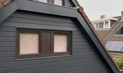 Topgevel met donkere kunststof gevelbekleding